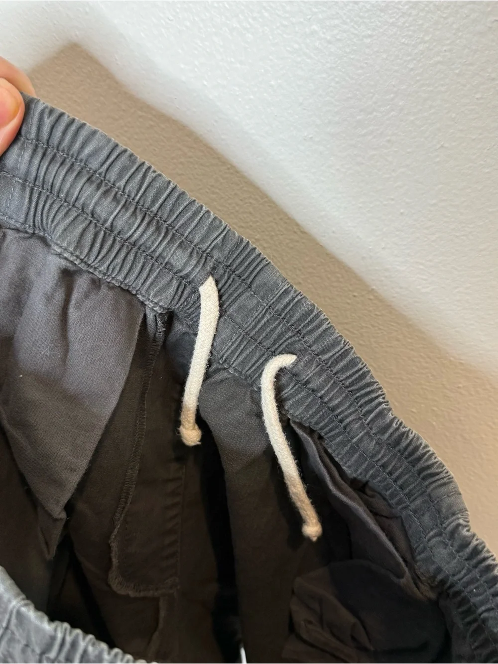 Pact Organic Cotton Canvas Shorts in dark grey size small 7 inch inseam